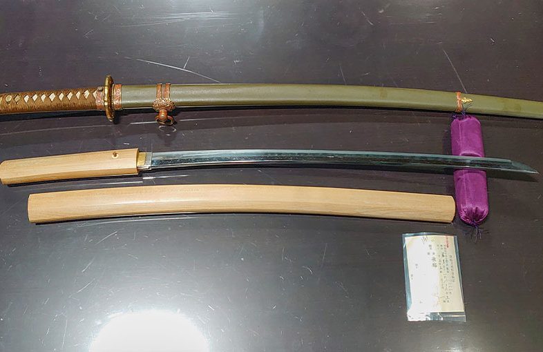 2021年1月10日掲載：愛媛県男性から、写真の軍刀他刀3振を宅配買取