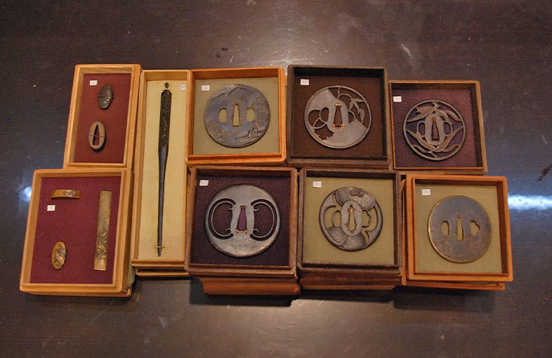 2022年10月10日掲載：東京都男性から、鍔30点、縁頭13点、二所2点、笄4点、小柄11点、目貫14点を持込買取