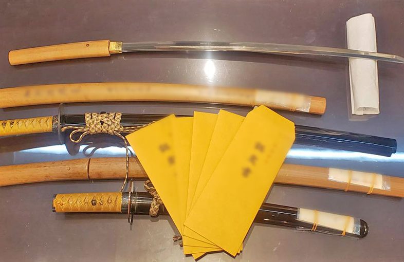 2024年9月20日掲載 神奈川県女性から、刀 在銘 1振 拵付 脇差 在銘 2振 在銘 1振 拵付 無銘 2振 拵入 短刀 在銘 1振 拵入 短刀 無銘 1振 他大小拵 金具 数点を出張買取