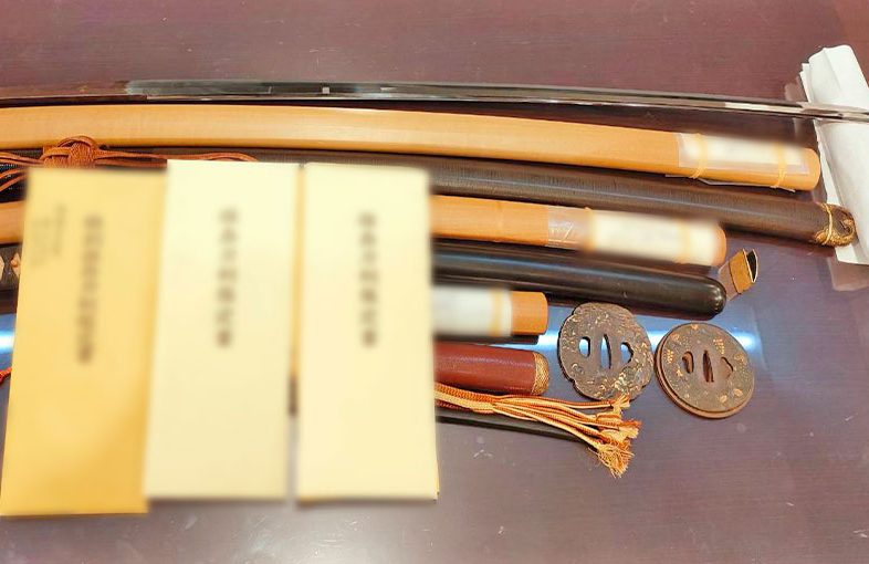 2024年11月4日掲載 山形県男性から、刀1振、脇差1振、短刀1振、鍔2枚、兜割1つを宅配買取